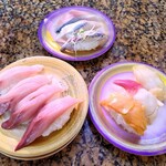 回転寿司 トピカル - 「ブリ」×2「貝3種盛り(赤貝・ボイルホッキ・白ツブ)」「光りもの3種盛り(イワシ・ニシン・しめさば)」