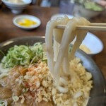 牧のうどん - ◆きつねうどん 470円に天かすとネギを入れる