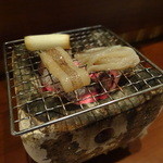 旬鮮炭火焼 獺祭 - お通しは七輪で焼く「ヤリイカ」の炭焼
