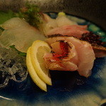 旬鮮炭火焼 獺祭 - 刺身盛り合わせ別アングル