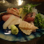 旬鮮炭火焼 獺祭 - 刺身盛り合わせ別アングル