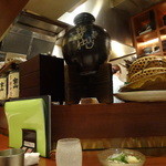 旬鮮炭火焼 獺祭 - 背の高いカウンター