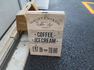 Mighty steps coffee stop - 看板