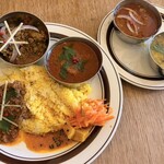 negombo33 - 右から日替わりはダル（豆）、ビーフ、ポークビンダル、ポークキーマ、マトンキーマ。マトンは羊って思うがインドではヤギだったりするらしく、豚はあんまり食さず鶏が多いそうです☺️