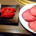 焼肉 飯村牛 - ユッケ、極上牛タン
