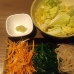 焼肉 飯村牛 - やみつきキャベツ、ナムル盛