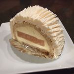 洋菓子舗 茂右衛門 - 白桃のビュッシュ