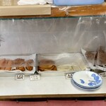 多田製麺所 - 厨房カウンター右下の天ぷら類スペース