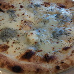 みるくのアトリエ - 3種のチーズのピザ