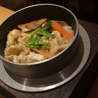 大山鶏と鮮魚 居酒屋 まいか - 鳥カルビとゴボウの釜飯
                