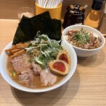 豚骨醤油ラーメン 一心 - 料理写真:ネギ山盛りなのも良い！
