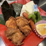 むすびむさし - 若鶏むすび(1,250円)おにぎりも二個入っていますし、唐揚げも大きいのが4個ぐらい入ってます。大きく切ったレモンを絞って召し上がれ