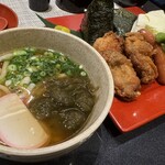 むすびむさし - 右が若鶏むすび(1,250円)左が追加オーダー出来る、ミニこぶうどん(400円)です。2つ取るとかなりのボリュームがあるのでお腹いっぱいになりますよ。