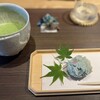 那古野茶房 花千花 - 桜餡の主菓子。カウンターからは抹茶を点てる様子が見られる。