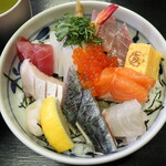 マルトモ水産 鮮魚市場 - 海鮮丼2680円