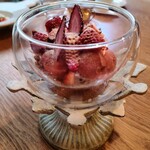 ル カドル - イチゴのソルベ。乾燥イチゴのスライスがとても甘くて、アクセントになっています。見た目も乙女心をくすぐります。ただ、真夏に食べた方が美味しく感じたかもしれません