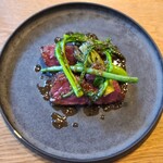 ル カドル - メインの牛ハラミの燻製。コゴミ、タラの芽などのほろ苦さが味に奥行きを与えています