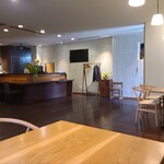 ル カドル - 席の配置が素晴らしい。見た目にも雑音がない、清潔で静かな店内です