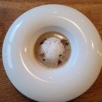 ル カドル - 一番驚いた１品。牛蒡のポタージュ。香りが複雑かつ豊潤です。生ハムが浮いています。