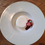 ル カドル - 相方のデザート。アーモンド風味のパンナコッタのような味。ほんのり甘くて、私はこちらの方がソルベより好きでした。