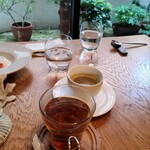 ル カドル - 食後の飲み物は私はエルダーフラワーのハーブティーを、相方はコーヒーをいただきました。ハーブティーはこくのある香りでほっとする一杯でした