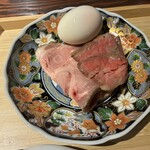 麺屋 こくう - 「純血但馬血統萬葉牛ローストビーフ」「山形豚肩ロース」そして味玉。