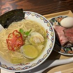 麺屋 こくう - 「牛と貝の鹽らぁ麺」と「純血但馬血統萬葉牛ローストビーフ」「山形豚肩ロース」そして味玉。