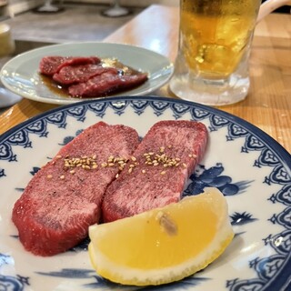 焼肉ホルモン 肉成 - 料理写真:タンうまぁー！
