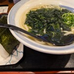 鳴門うどん - 料理写真:・わかめうどん 550円
＋ おにぎり2個 132円(サービス券利用)