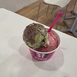 サーティワンアイスクリーム - ドバイスタイルチョコレートとストロベリースペシャルタイム