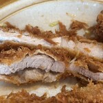 かつ平 - 濃厚な旨味のロースカツ。ザックリ衣も美味しく脂身たっぷりでも重くありません。