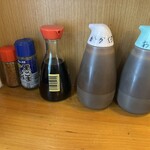 かつ平 - 卓上の調味料。