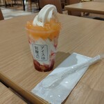 アイスは別腹 - 料理写真:アイスは別腹 オリジナルソフト ラブピーチ・スプーン・お手拭き