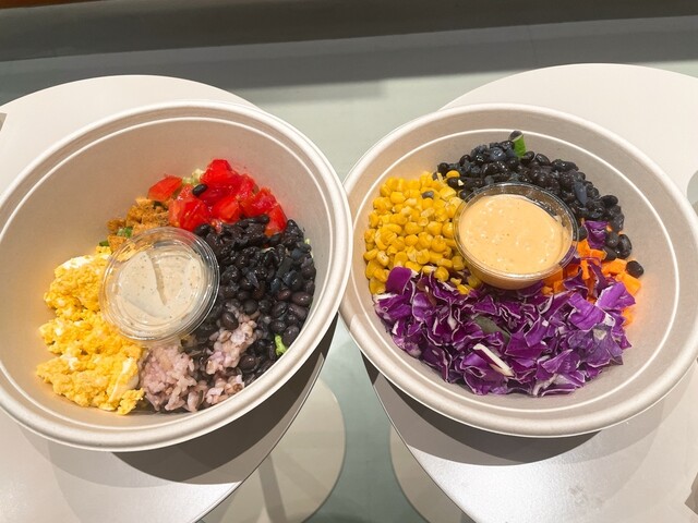 サラダの盛り合わせ、又スナックに使用 波型の透明皿 黄色の花刺繍 CRISP SALADA WORKS 東京ガーデンテラス紀尾井町店 - 永田町/サラダ