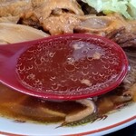 らぁめん ふた葉 - 豚ガラ鶏ガラスープに背脂、野菜の甘みがあり、若干の酸味もある独特なスープがクセになる。