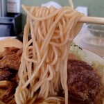 らぁめん ふた葉 - 全粒粉入りの細麺はパッツリした食べ応え。