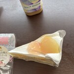 セブンイレブン - 料理写真:美しい桃のショートケーキ