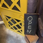 エピタフカレー - お店は地下にあります
