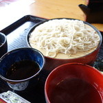 紋平茶屋 - 恵比寿そば（￥830税込み）つけ汁は三種、温かい鶏出汁、宗田節、大根おろし