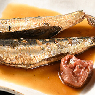 天然物の魚にこだわり。人気の骨まで味わえるイワシの梅煮は絶品