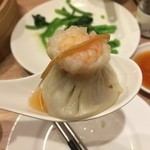 鼎泰豊 - くびれた部分にぽちょんと海老様鎮座の可愛い奴(笑)