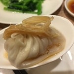 鼎泰豊 - アッツアツの小龍包様をレンゲに乗せて少し皮を破ればアツ汁ぶしゃ～！