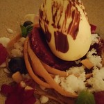 アクアヴィット - ホワイトチョコ卵の形の中の黄身はマンゴーのソルベ