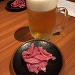 牛タン ささ川 - お通しの牛タンスモークと生ビール