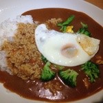 トマトカレー  目玉焼きと季節の野菜トッピング♡