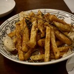 BAR オーパ - ハーブフライドポテト　カリカリの仕上がり。ハーブと一緒に30分かけてあげるので、ハーブの香りがポテトに移っています。塩気がちょっと強かったので次回は塩控えめでオーダーします。