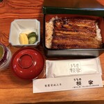 うなぎ 桜家 - ご飯大盛りサイズのお重、少しご飯がのぞいてます。お椀は肝吸い。
