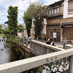 うなぎ 桜家 - お店の横には、澄んだ水の流れ