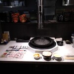 鉄板焼肉とジンギスカンぼんた - 二人用のカウンター席