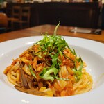 MOKICHI TRATTORIA - 桜海老と春野菜のトマトソーススパゲッティ